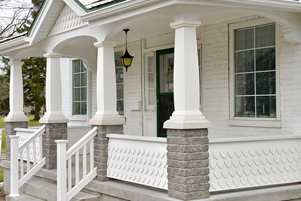  Decor Innovations & Distinctive Rail