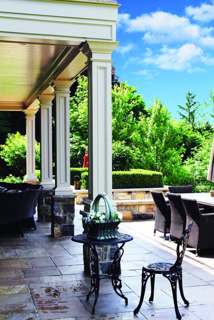  Decor Innovations & Distinctive Rail