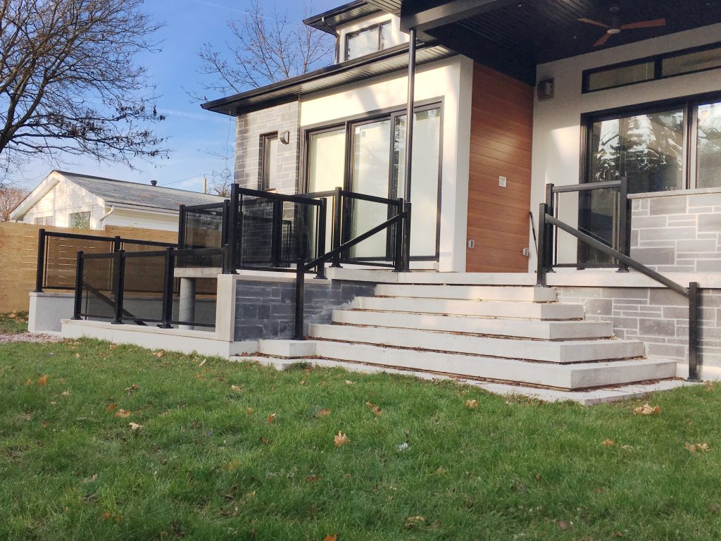  Decor Innovations & Distinctive Rail