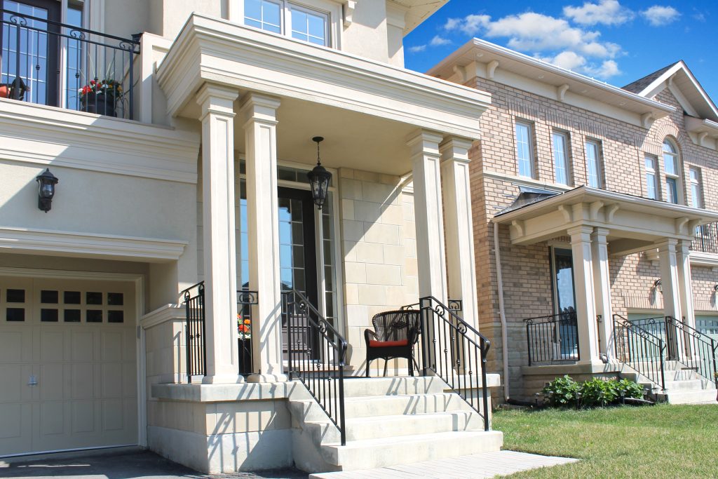  Decor Innovations & Distinctive Rail